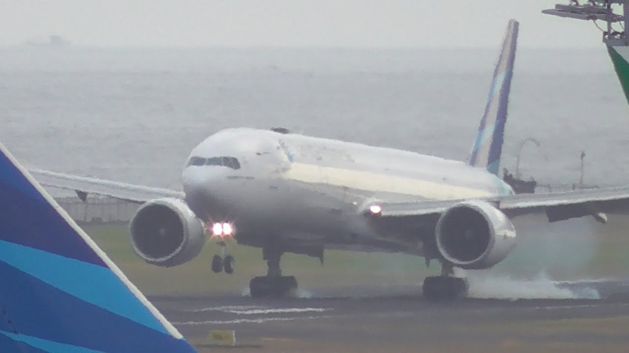Smooth Landing Garuda Indonesia Boeing 777-300ER at Bali (DPS/WADD)