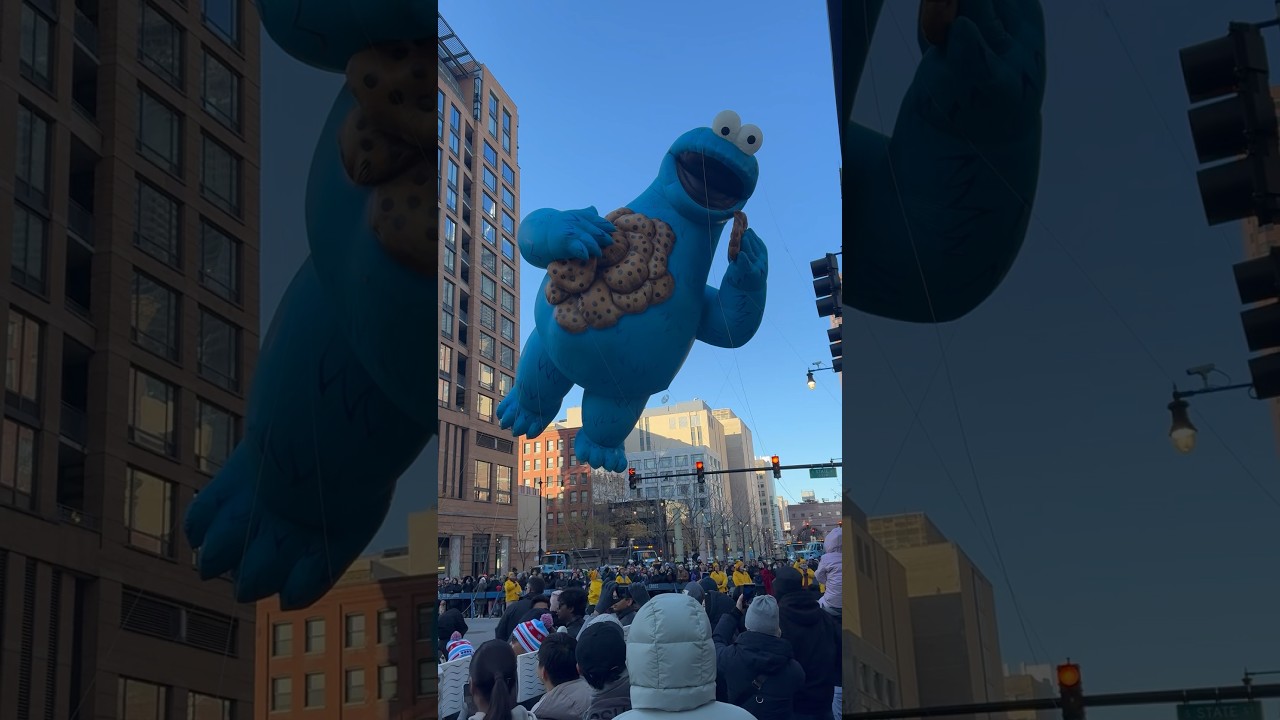 Cookie Monster Inflatable At Chicago Thanksgiving Day Parade