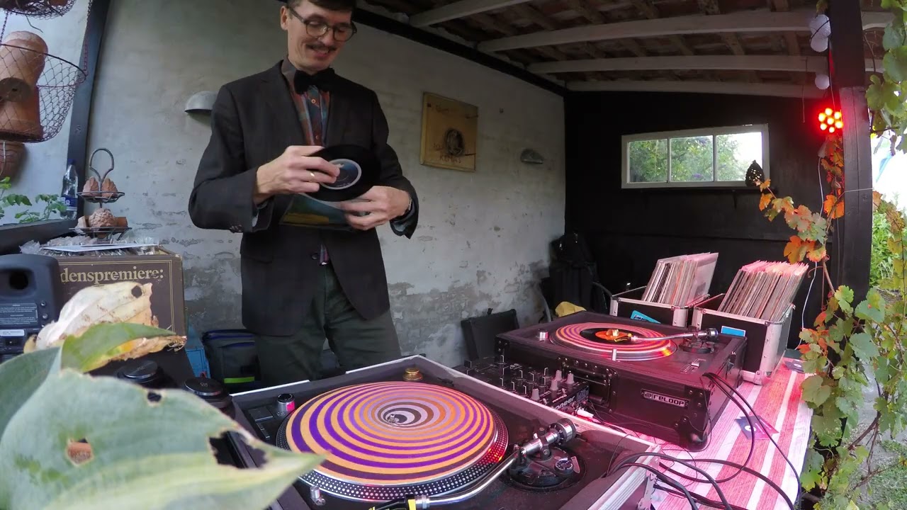Haven of Vinyl pt. 1 - DJ Baunbaun spins funky soulful tunes in a nice garden in Odense, Denmark