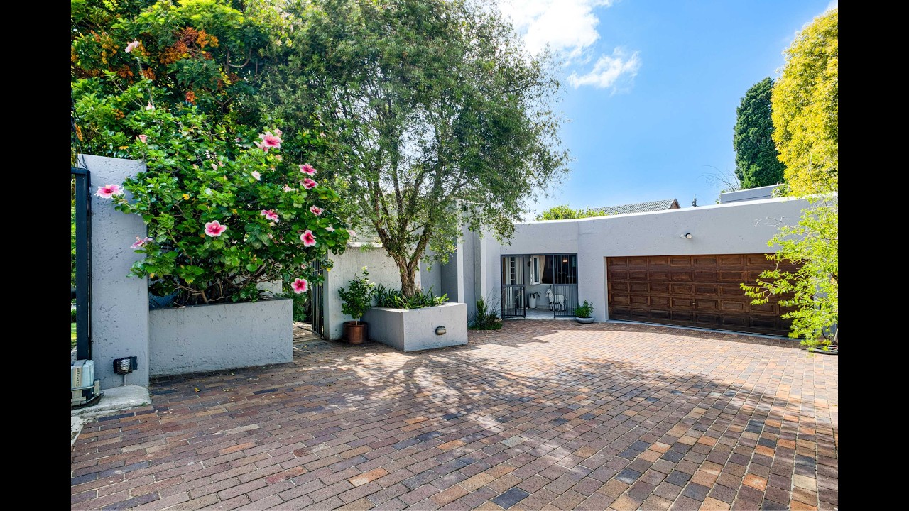 Fresh, Family Home with Beautiful Garden & Pool Outlook