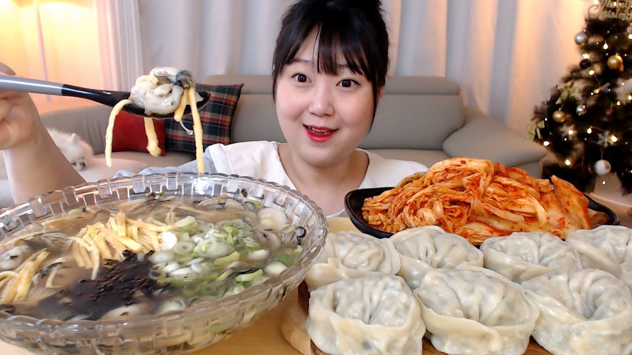 새해 복 많이받으세요😊 굴 가득 넣은 굴떡국 왕만두 배추김치 먹방 TteokGuk with Oyster Dumplings Kimchi Koreanfood Mukbang