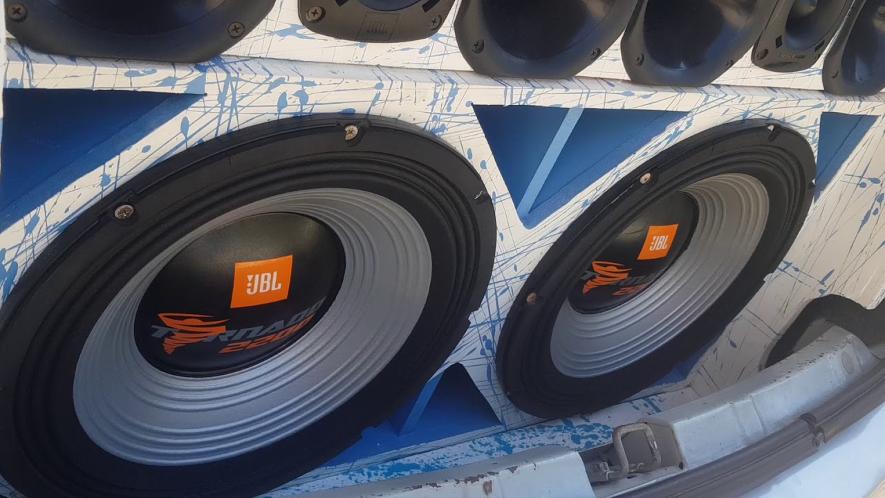 Tornado 2200 tocando forr&oacute;, bar&otilde;es da pisadinha.