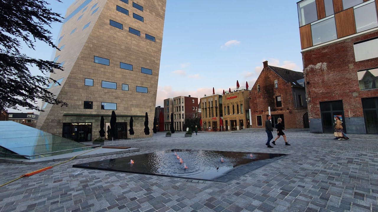 Grote Markt Oostzijde - Gouden Piramide