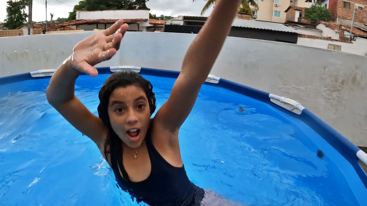 GIRANDO NA PISCINA!- Spinning in the pool!