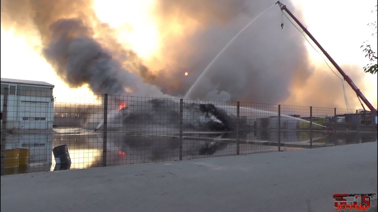 Großbrand eines Reifenlagers in Lingenfeld am 22.07.2013