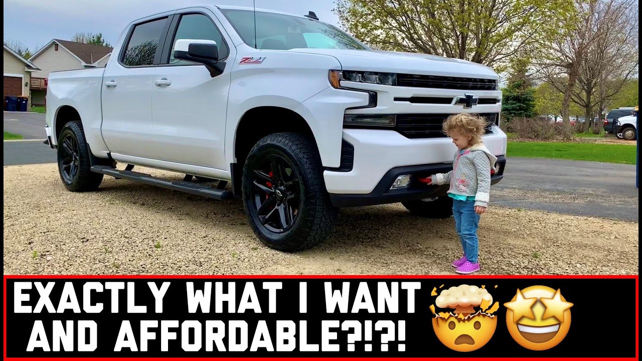 Lift, Level, and Voxx 20 inch Trail Boss Replicas on a 2019 Silverado RST