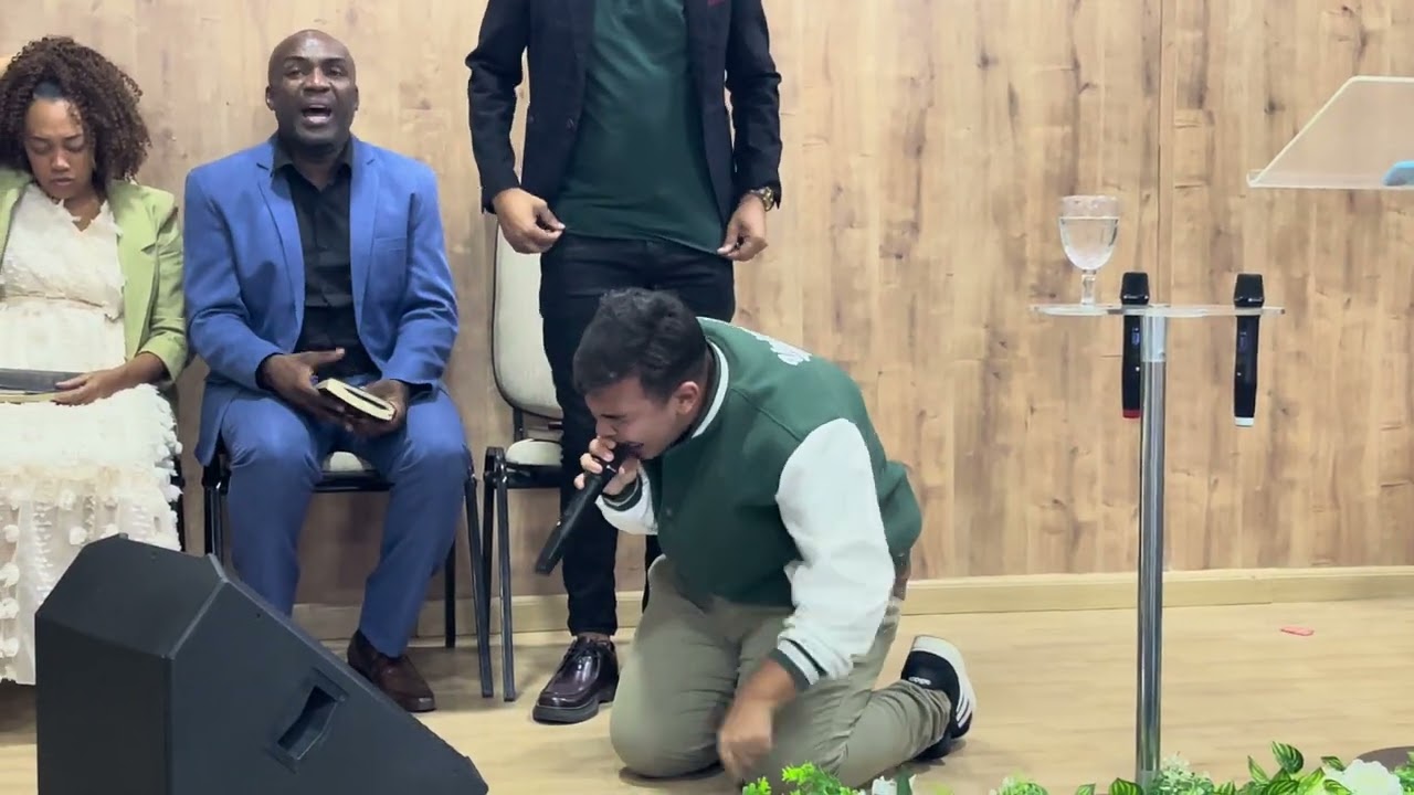 VEJA MOMENTO QUE MÃE SOBE NO ALTAR E INTERCEDE PELA VIDA DO FILHO 😭❤️‍🩹- RODRIGO VINHEIRO 