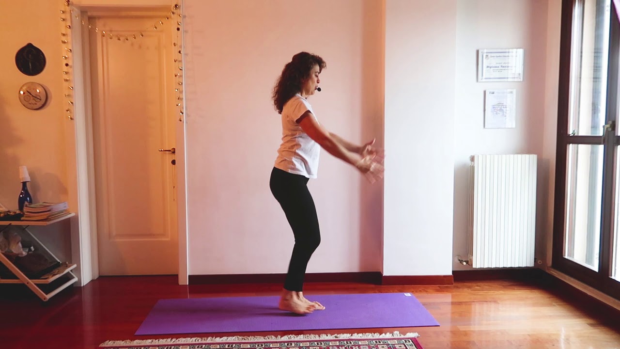 Allenare le Gambe e ginocchia in piedi | Ginnastica Posturale