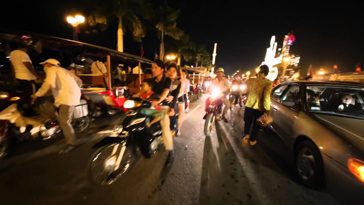 How to cross the street in Phnom Penh