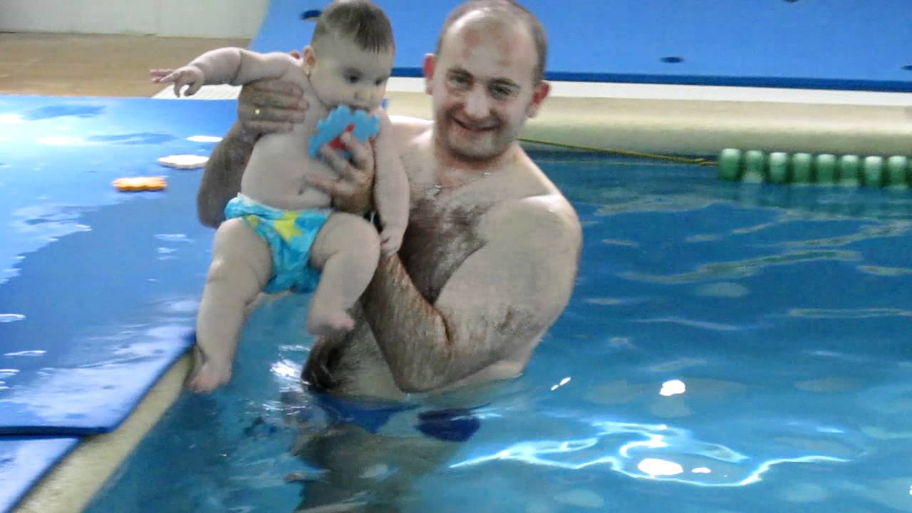 AITANA IBA&Ntilde;ES EN LA PISCINA CON SU PAPA3.MOV