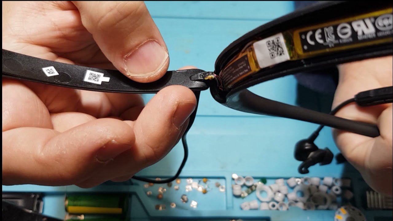 Bose qc30 exchange of headband and covers. Closeup of cables/pinout