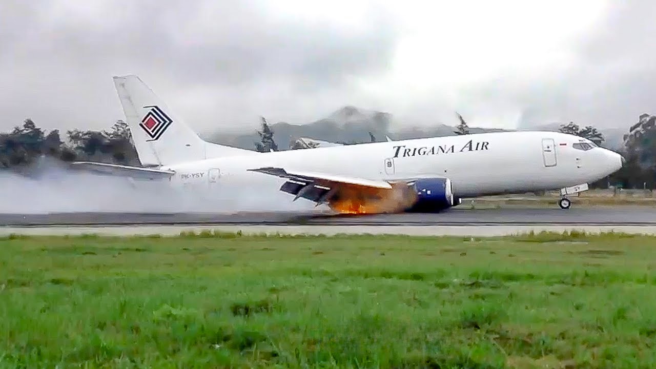 Шасси самолета 737 сломалось.