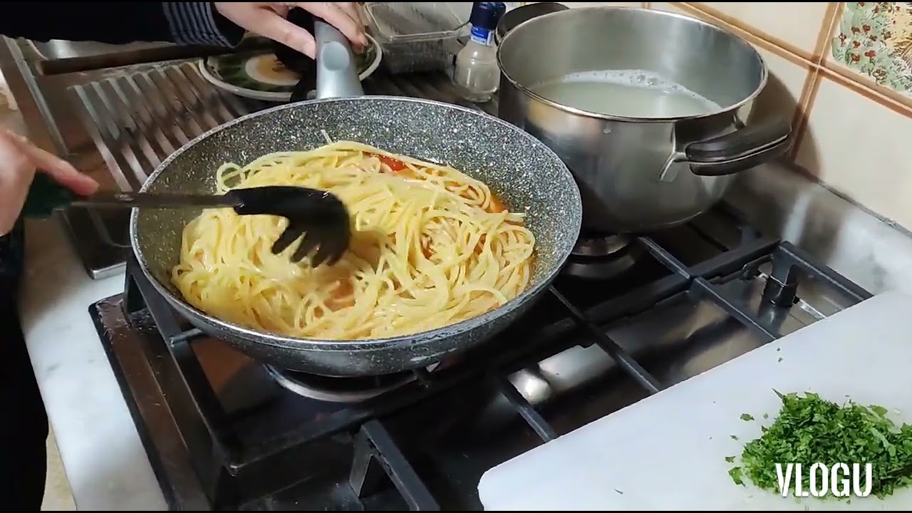 Spaghetti Neonato di pesce e bottarga di muggine ( sembra di mangiare spaghetti ai Ricci)