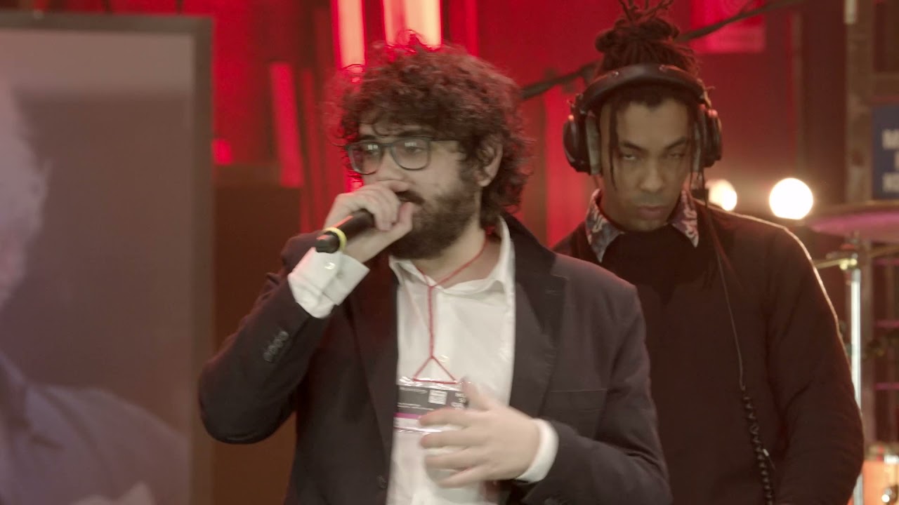 Carlo Corallo canta 
