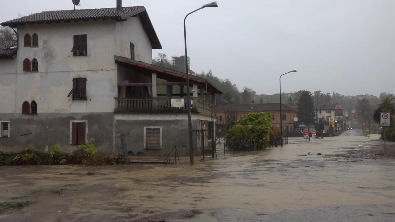 Maltempo in Piemonte, l'Orba esonda a Capriata: strade e campi allagati