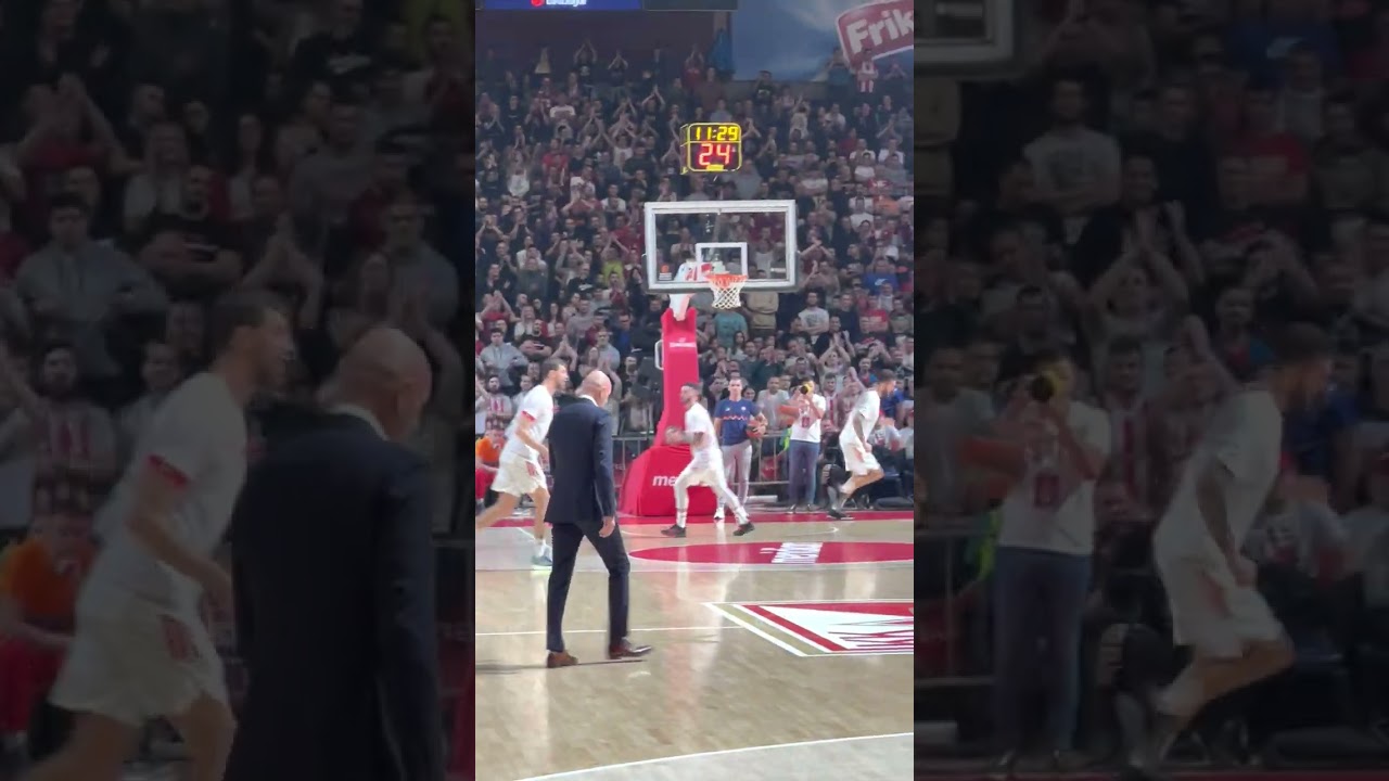 Sa&scaron;a Obradović se Rasplakao pa Poljubio Grb Zvezde na Parketu | SPORT KLUB KO&Scaron;ARKA