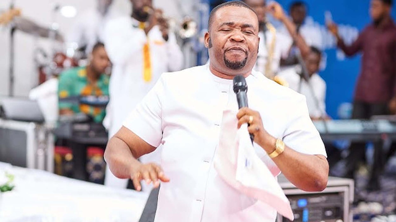 Elder Patrick Amoko Delivers a Powerful Worship That Brings God’s Presence 🙏🔥