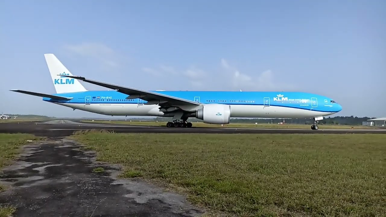 KLM |Boeing B777-306(ER) | Airplane Spotting | PBM-AMS | Aviation Suriname | Close taxiing |Heftig!