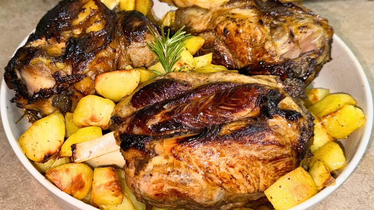 STINCHI DI MAIALE AL FORNO, PERFETTI ACCOMPAGNATI DA PATATE AL FORNO PERFETTE