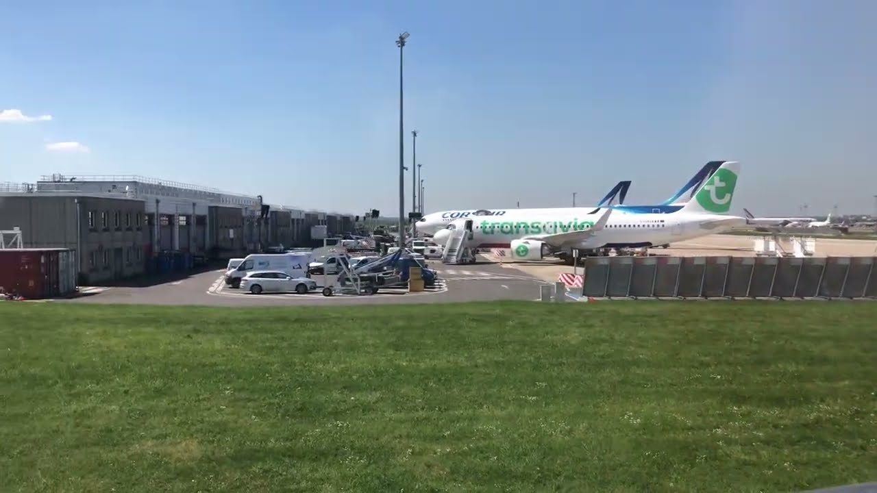 Vueling Airbus A320 Taking Off From Paris Orly