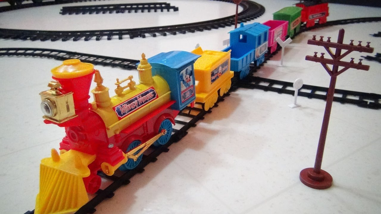 Видеообзор на YouTube игрового набора Disney Toys Train от Митча Сантоны.