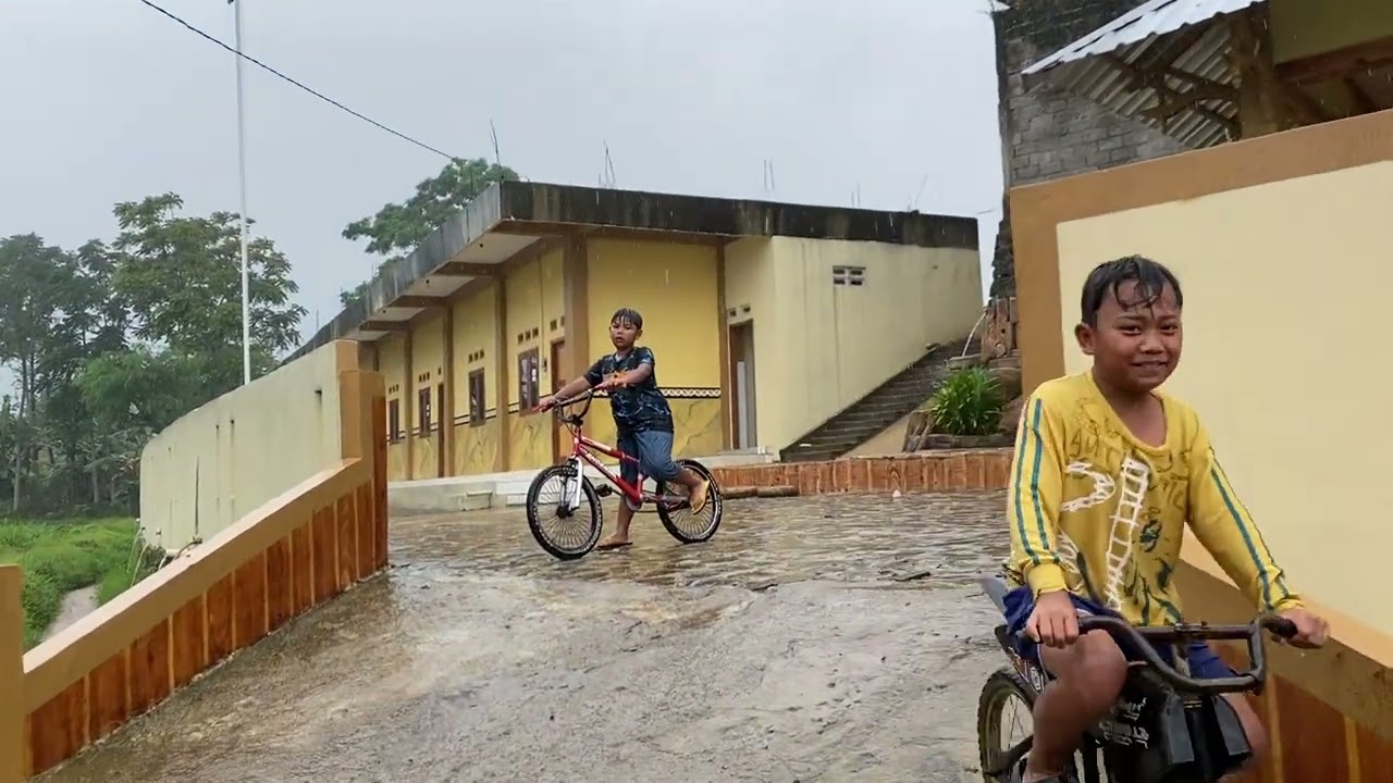 Berjalan ditengah hujan 🍃