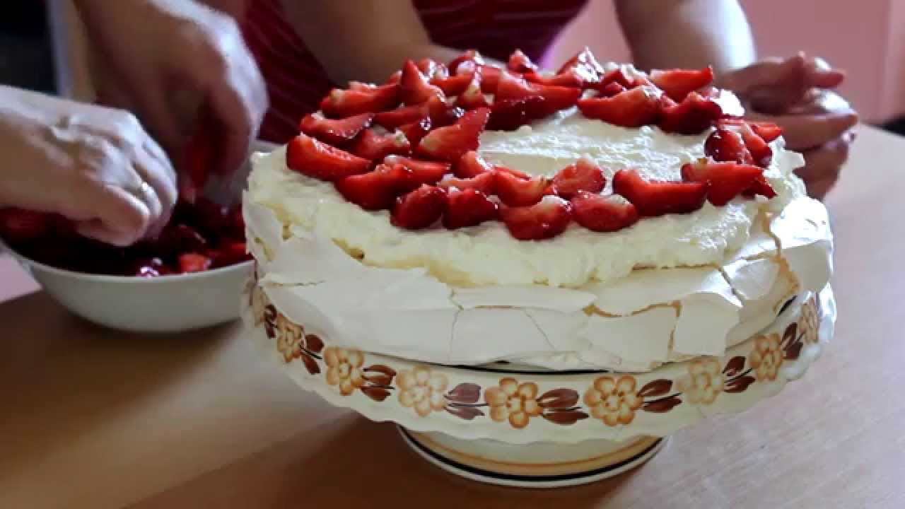 Beza z kremem i owocami