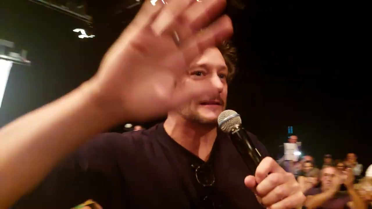 Rob Mills singing Sway live
