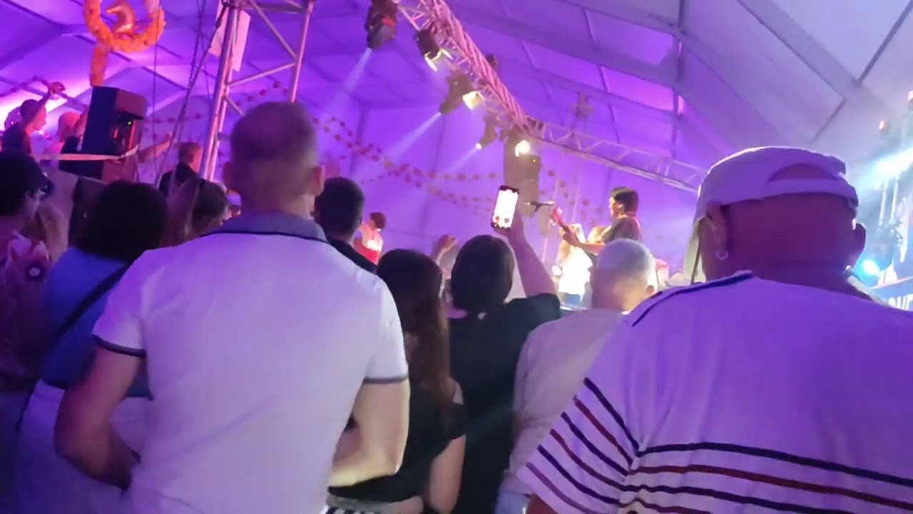 Robin Léon dans une ambiance de Folie vers minuit le 30 Août 2024