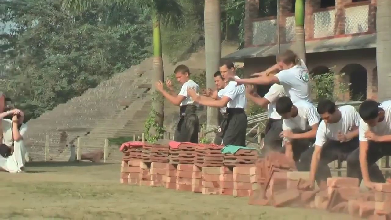 Tong Long Kung Fu Breaking bricks Кунгфу Индия   ломают черепицу