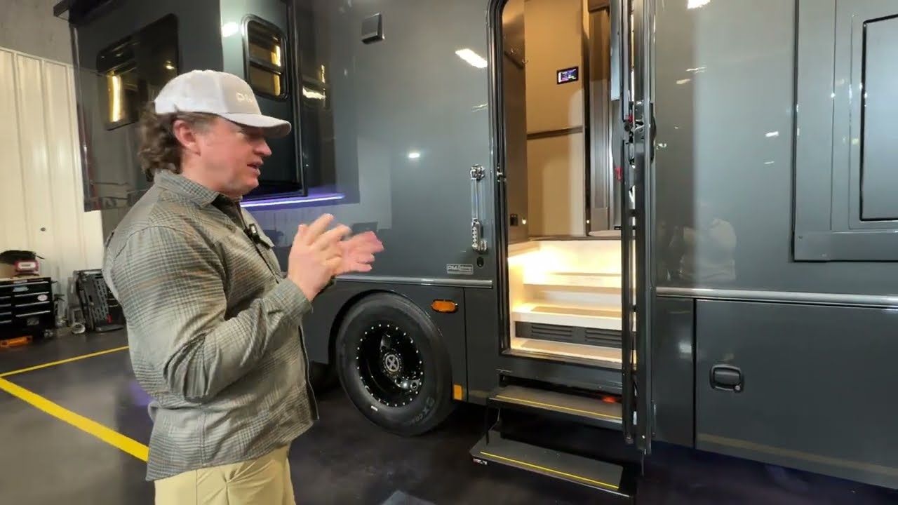 Постройте идеальный автодом Super C Showhauler против Renegade ТОЛЬКО в Performance Motorcoaches
