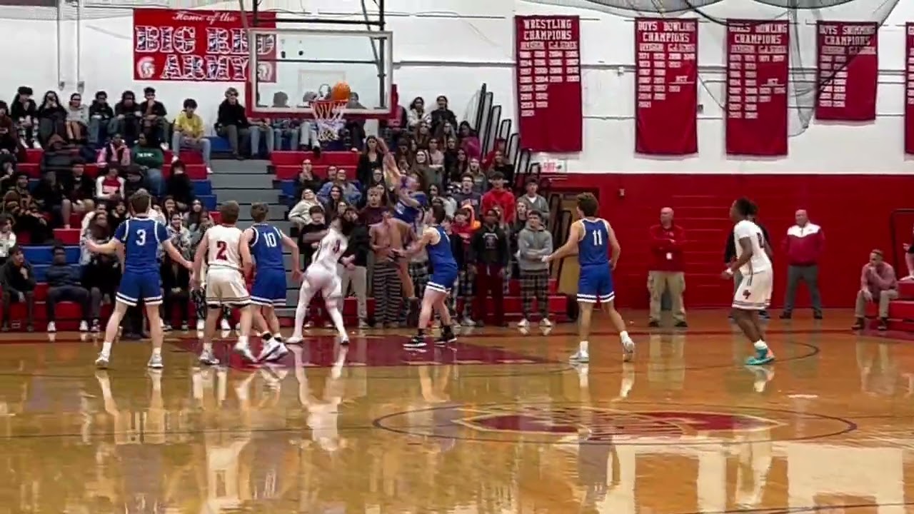 Ron Richardson hits Zayier Dean on the backdoor cut for the lead