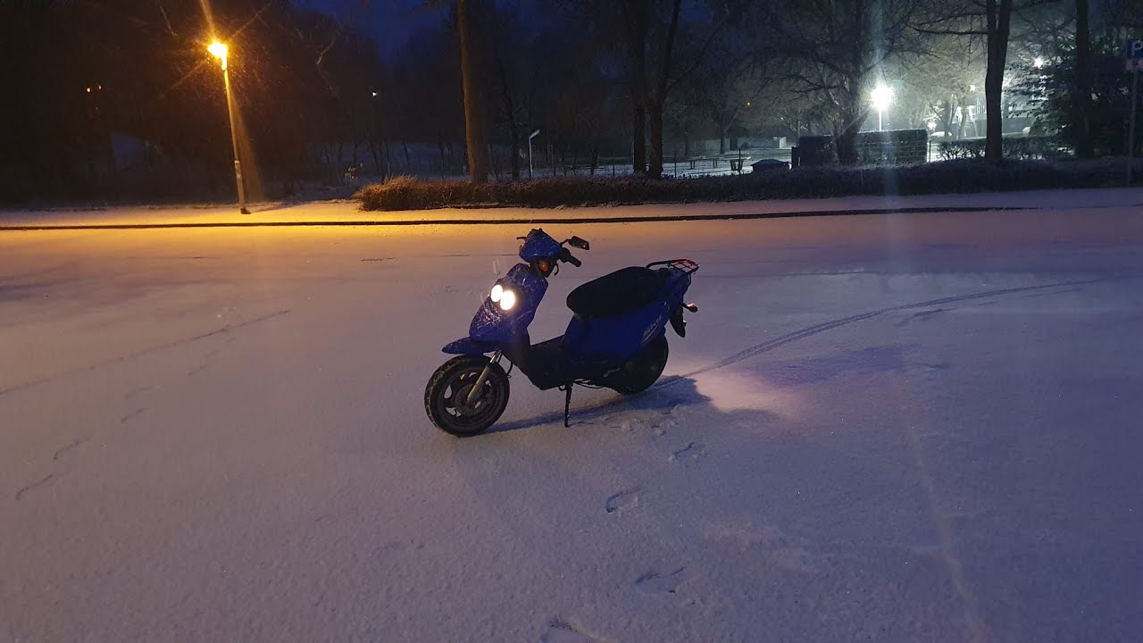 Driften im Schnee mit 50ccm Roller: Es geht schief! 😵❄️