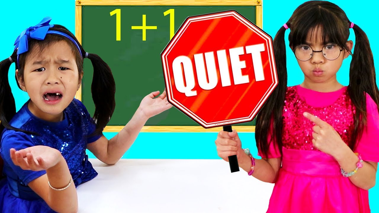Emma y Jannie  Juegan al Alumno y Profesor |Kids Pretend Play School