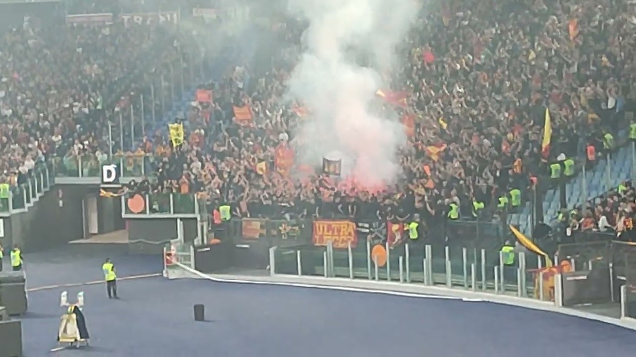 La rovina dell'Italia siamo noi. Ultrà Lecce all'Olimpico di Roma