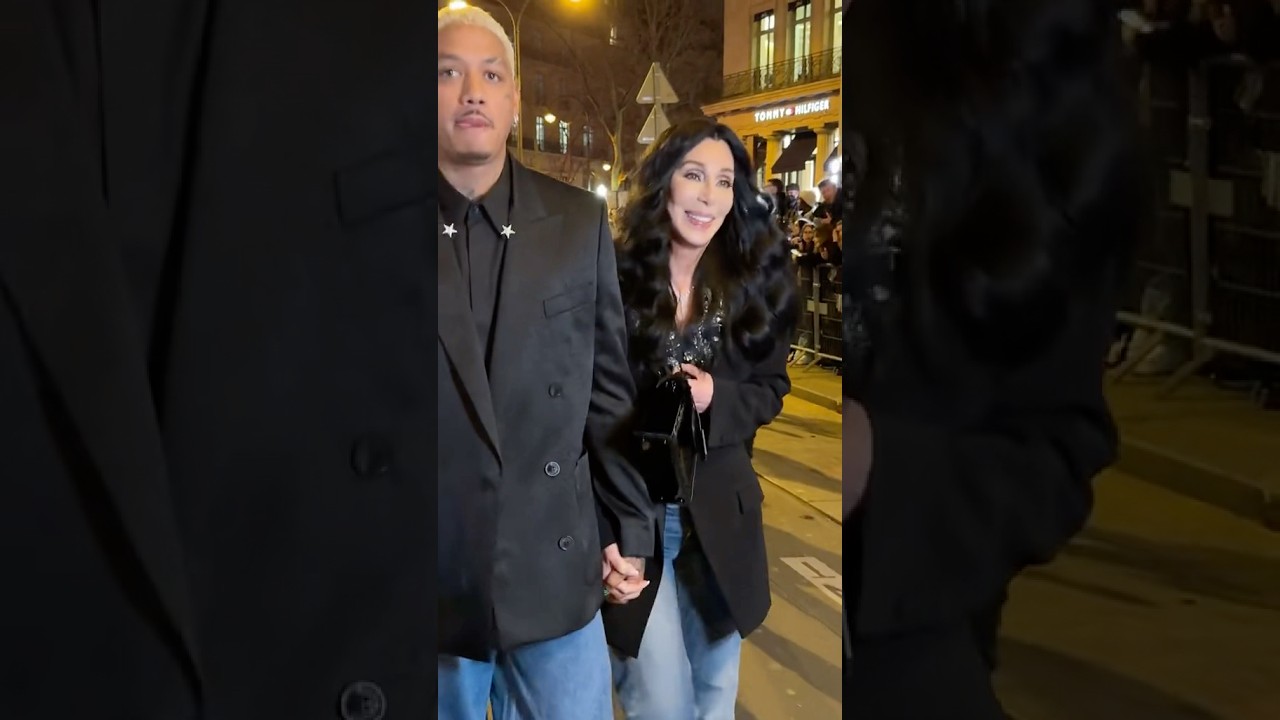 Шер прибыла с бойфрендом AE на показ Balmain на Неделе моды в Париже #Cher #Balmain #PFW