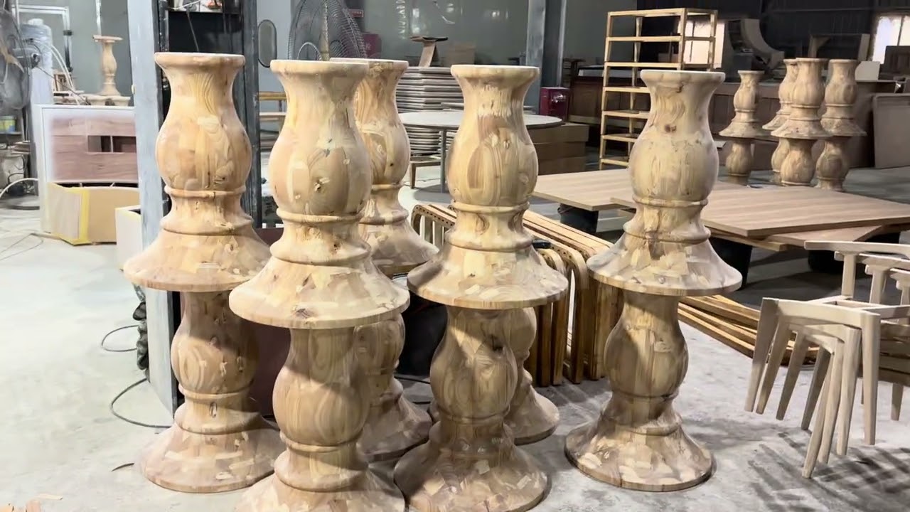 这是我们餐厅家具工厂的生产车间，This is the manufacturing workshop of our restaurant furniture factory.