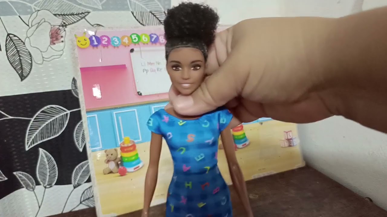 Barbie professora: duas da Mattel e uma genérica, compradas no MercadoLivre