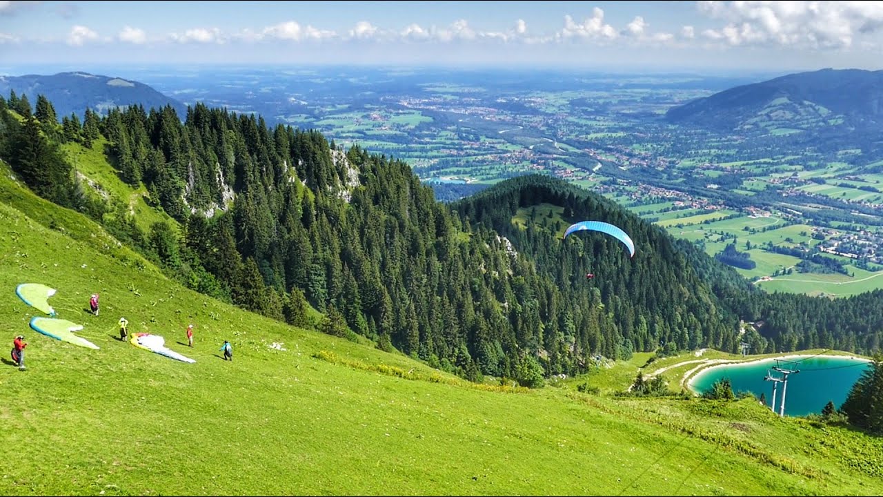 Gleitschirmflieger auf dem Brauneck bei Lenggries