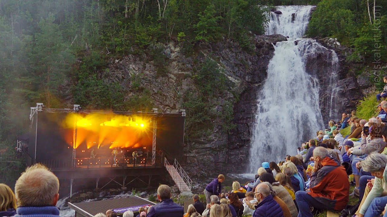 Postgirobygget spiller 'En solskinnsdag' på Fosskonserten (2024, Valsøybotn, Trøndelag)
