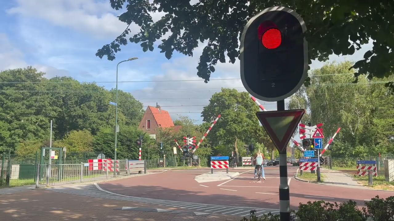 Spoorwegovergang Heiloo // Dutch Railroad Crossing