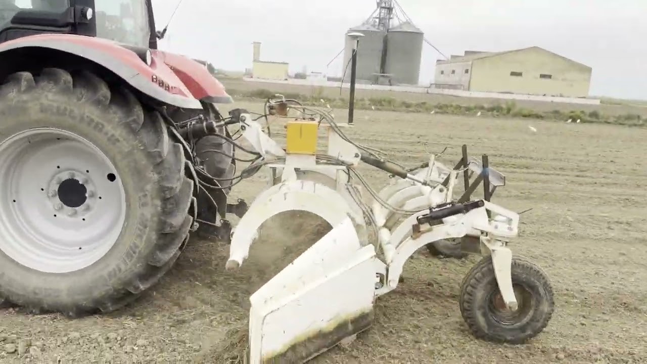 NIVELADORA CON SISTEMA DE NIVELACIÓN POR GPS
