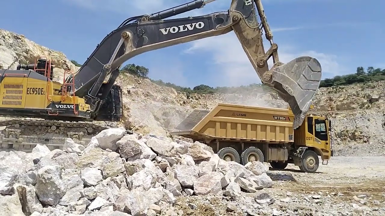 #excavator #dumptruck #volvo VOLVO  EC950 VS  MT86H #subscribe #share #the #beast