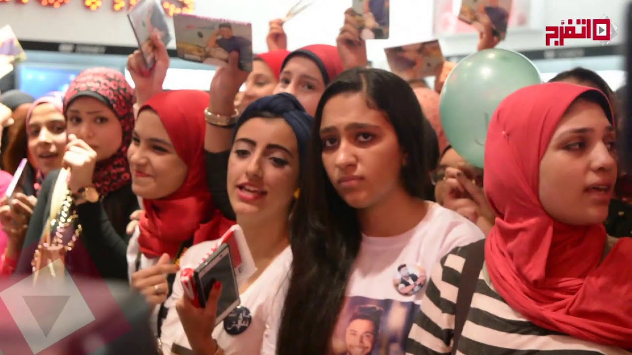 ازدحام شديد وحالات إغماء بسبب تأخر أحمد جمال عن توقيع ألبومة