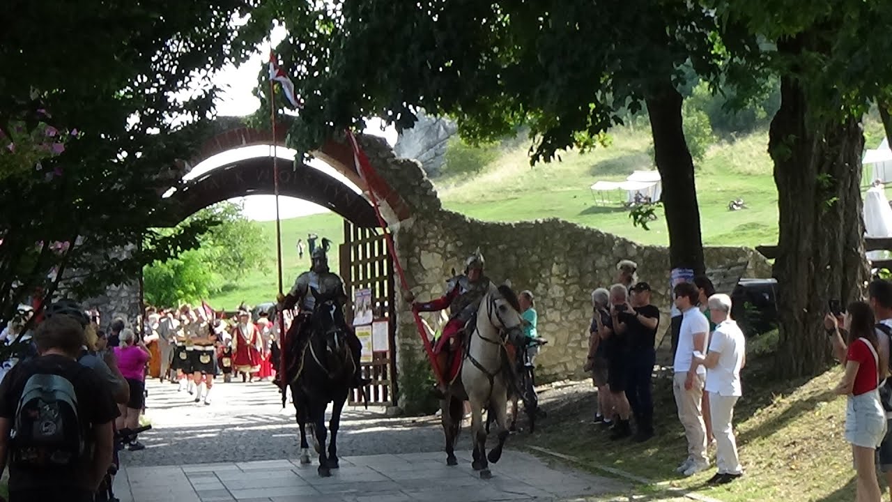 PRZEMARSZ UCZESTNIKÓW TURNIEJU O SZABLĘ STAROSTY OLSZTYŃSKIEGO W DNIU 10 LIPCA 2025