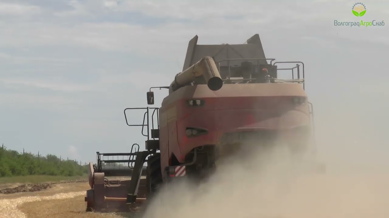 Комбайн Гомсельмаш 3219 на полях Котельниковского района Волгоградской области