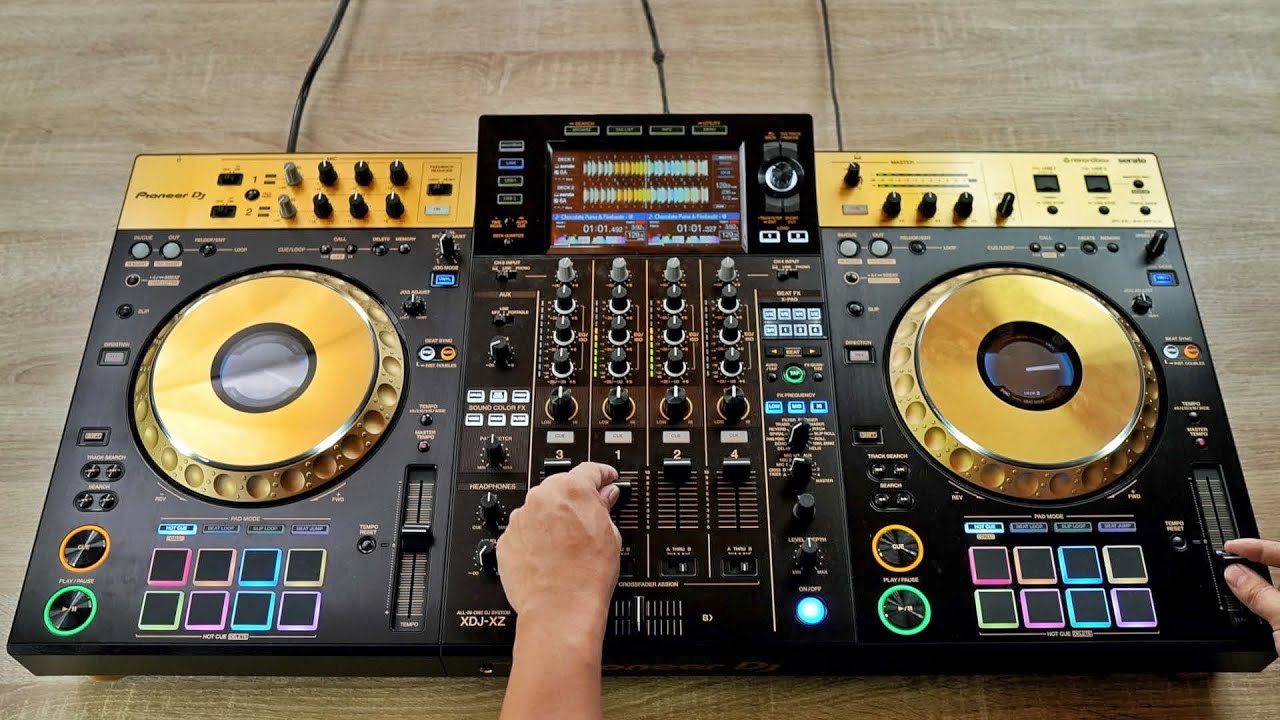 PRO DJ DOES INSANE MIX ON $2,300 DJ GEAR! - Fast and Creative DJ Mixing