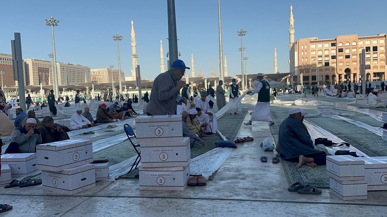 اليوم الثامن من رمضان وتوزيع وجبات الإفطار في المسجد النبوي 