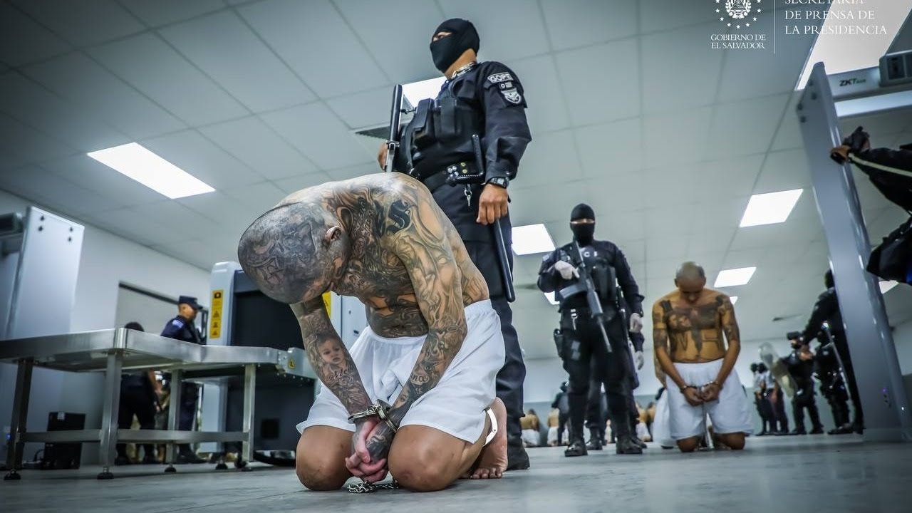 Gobierno traslada 2,000 reos de alta peligrosidad al Centro de Confinamiento del Terrorismo (CECOT)