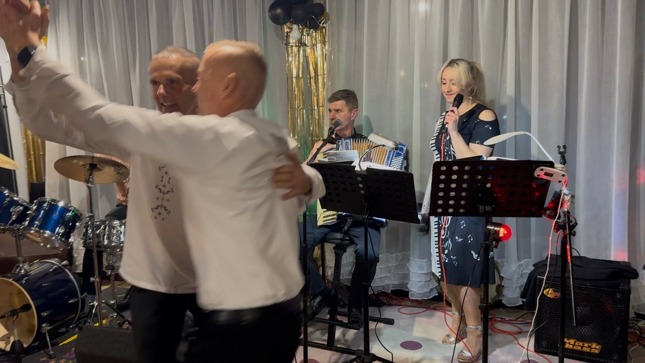 Tego jeszcze nie było dwóch znanych tancerzy szaleje wesoło na parkiecie  przy kapeli Z.Ciechowicza 